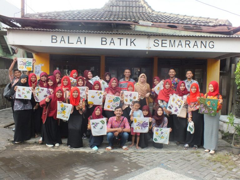 Peringati Hari Batik 2 Oktober 2016 Mahasiswa Akuntansi Unimus kunjungi Kampung Batik Semarang